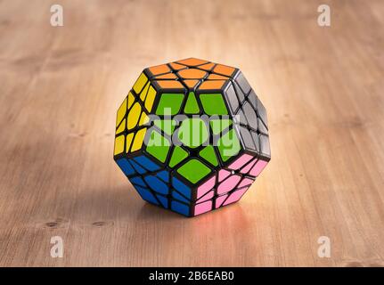 Rubik Zwölfseiten Würfel in einem Holztisch gelöst Stockfoto