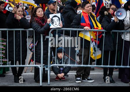 Die Tibeter gedenken des tibetischen Aufstands von 1959 gegen die Invasion des kommunistischen Chinas mit einer Kundgebung über das chinesische Konsulat in New York City am 10. März 2020. Demonstranten würdigten den tibetischen Widerstand und drängten auf ein Ende der chinesischen Besetzung Tibets. (Foto von Gabriele Holtermann-Gorden/Sipa USA) Credit: SIPA USA/Alamy Live News Stockfoto