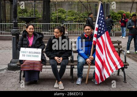 Die Tibeter gedenken des tibetischen Aufstands von 1959 gegen die Invasion des kommunistischen Chinas mit einer Kundgebung auf der Dag Hammarskjöld Plaza in New York City am 10. März 2020. Demonstranten würdigten den tibetischen Widerstand und drängten auf ein Ende der chinesischen Besetzung Tibets. (Foto von Gabriele Holtermann-Gorden/Sipa USA) Credit: SIPA USA/Alamy Live News Stockfoto