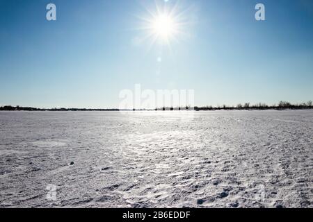 Winterlandschaft am Saint Laurent River an einem sonnigen Tag mit blauem Himmel Stockfoto