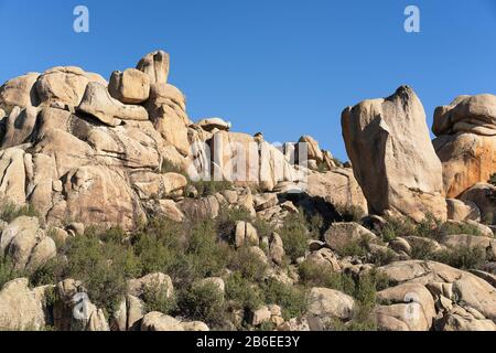 Panoramablick auf die Granitfelsen in La Pedriza, Nationalpark der Bergkette von Guadarrama in Manzanares El Real, Madrid, Spanien. Stockfoto