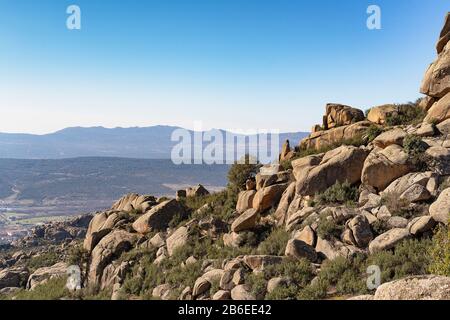 Panoramablick auf die Granitfelsen in La Pedriza, Nationalpark der Bergkette von Guadarrama in Manzanares El Real, Madrid, Spanien. Stockfoto