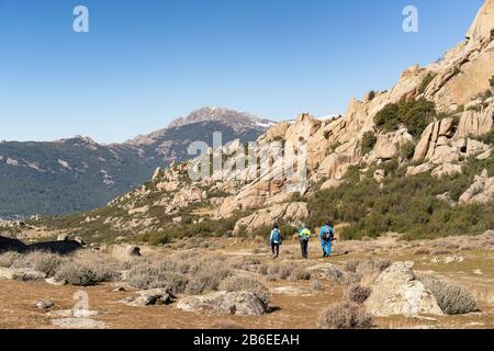 Panoramablick auf die Granitfelsen in La Pedriza, Nationalpark der Bergkette von Guadarrama in Manzanares El Real, Madrid, Spanien. Stockfoto