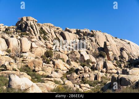 Panoramablick auf die Granitfelsen in La Pedriza, Nationalpark der Bergkette von Guadarrama in Manzanares El Real, Madrid, Spanien. Stockfoto