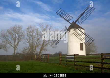 Ein nebeliger Winterblick auf Ashton Windmühle, eine Turmmühle in Chapel Allerton, Somerset, England Stockfoto