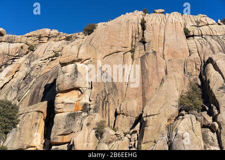 Panoramablick auf die Granitfelsen in La Pedriza, Nationalpark der Bergkette von Guadarrama in Manzanares El Real, Madrid, Spanien. Stockfoto