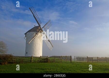 Ein nebeliger Winterblick auf Ashton Windmühle, eine Turmmühle in Chapel Allerton, Somerset, England Stockfoto