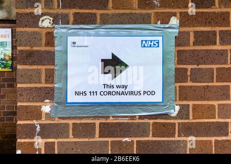 Schild mit Hinweis auf einen Coronavirus Pod NHS 111, Southampton General Hospital, ein Lehrkrankenhaus des NHS Foundation Trust des University Hospital Southampton Stockfoto