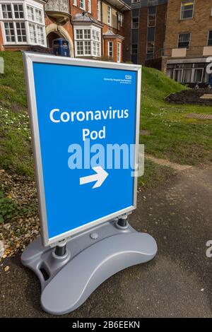 Schild mit Hinweis auf einen Coronavirus Pod im Southampton General Hospital, einem Lehrkrankenhaus des University Hospital Southampton NHS Foundation Trust Stockfoto