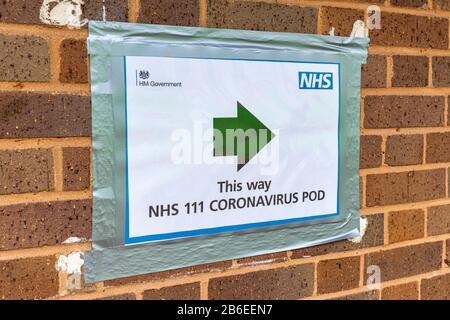 Schild mit Hinweis auf einen Coronavirus Pod NHS 111, Southampton General Hospital, ein Lehrkrankenhaus des NHS Foundation Trust des University Hospital Southampton Stockfoto