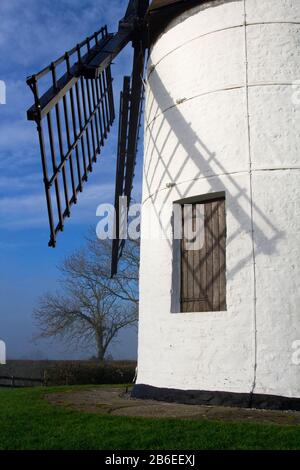 Ein nebeliger Winterblick auf Ashton Windmühle, eine Turmmühle in Chapel Allerton, Somerset, England Stockfoto