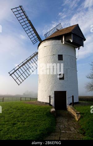 Ein nebeliger Winterblick auf Ashton Windmühle, eine Turmmühle in Chapel Allerton, Somerset, England Stockfoto