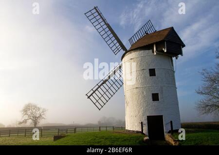 Ein nebeliger Winterblick auf Ashton Windmühle, eine Turmmühle in Chapel Allerton, Somerset, England Stockfoto