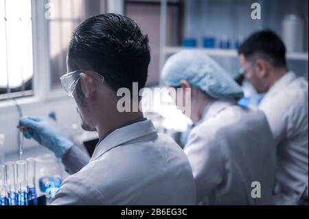 Team der Medizinischen Forschung Wissenschaftler gemeinsam arbeiten an einer neuen Generation von experimentellen Droge Behandlung. Labor sieht Besetzt, hell und modern. Stockfoto