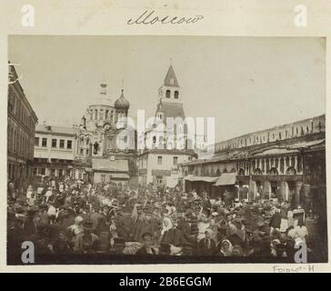 Bauern Auf einem von Kirchen und Häusern umgebenen Platz in Moskau (Titelobjekt) Teil von Travel Album H. Dunlop mit Bildern sah das: Zustände in Persien, Schottland, Deutschland, Russland, China und Kanada. Hersteller: Fotograf: Anonymer Ort Herstellung: Moskau Datum: CA. 1880 - ca. 1890 Physikalische Merkmale: Albumindruckmaterial: Papierfotopapiertechnik: Albumindruckgrößen: H 112 mm × W 160 mm Betreff: Platz, Ort, Zirkus usw. (+ Stadt (-scape) mit Figuren, Mitarbeiter), wo Bauern moskau Stockfoto
