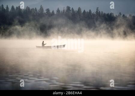 Kanu auf dem See im Nebel Stockfoto