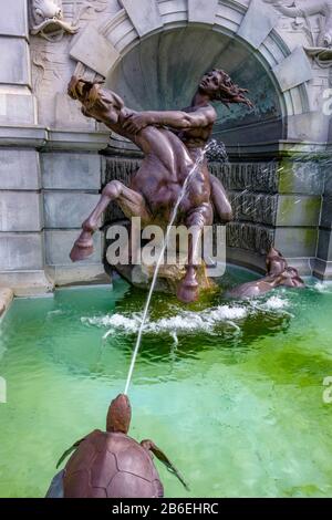 Detail des "Court of Neptune Fountain", Nymphe, die ein wildes Meerpferd vor der Library of Congress, Washington, D.C., USA, reitet. Stockfoto