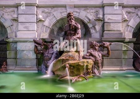 Detail des "Court of Neptune Fountain", Neptun, flankiert von Tritonen vor der Library of Congress, Washington, D.C., USA. Stockfoto