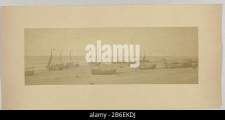 Boote am Strand Boote am Strand Objektart: Bild Artikelnummer: RP-F gef gef Gegrillter Hersteller: Fotograf Henri de Louw (Listed Property) Ort Herstellung: Delft dating: CA. 1875 - ca. 1900 Physikalische Merkmale: Albumindruckmaterial: Papiertechnik: Albumin Druckabmessungen: Foto: H 142 mm × W 435 mmblad: H 257 mm × W 528 mm Stockfoto