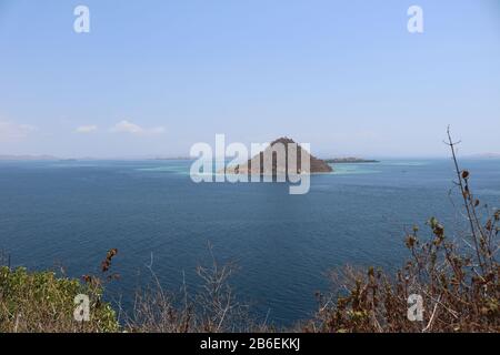 Die natürliche Landschaft in Labuan Bajo, East Nusa Tenggara, Indonesien, mit ihren schönen Inselbergen und dem Meer Stockfoto