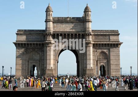 Touristen vor Gateway Of India, Mumbai, Maharashtra, Indien Stockfoto