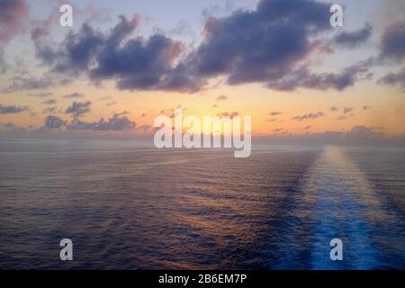 Sonnenaufgang über dem karibischen Meer Stockfoto