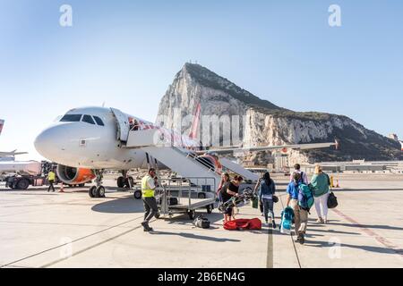 Passagiere, die in einem Easyjet-Flugzeug in Gibraltar einsteigen Stockfoto