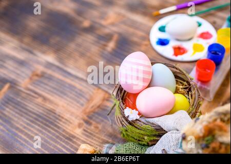 Frohe Ostern. Farbenfrohe Eier zum Feiern im April. Vorbereitung und Malerei für die Familie feiern und häuslichen Schmuck. Stockfoto