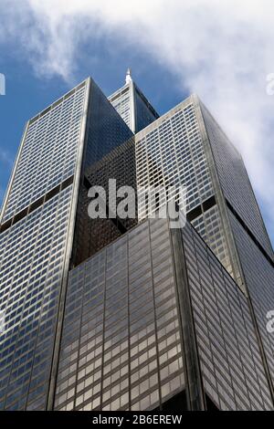 Chicago, Illinois, USA. Ein extremer Blick auf den Willis Tower (früher Sears Tower) in der berühmten Loop der Stadt. Stockfoto