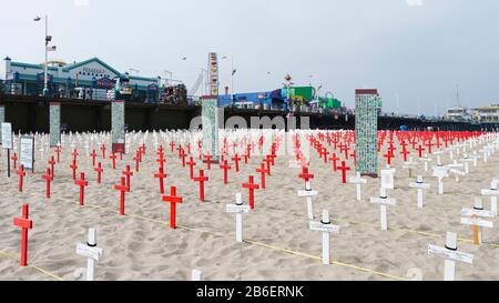 Kreuze, die Soldaten markieren, die während des Irakkriegs im Arlington West Memorial, Santa Monica Beach, Kalifornien, USA verloren wurden Stockfoto