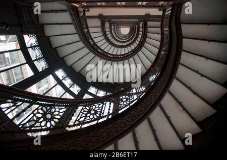 Chicago, Illinois, USA. Eine Wendeltreppe führt von der Lobby des Rookery Building in Chicago nach oben. Stockfoto