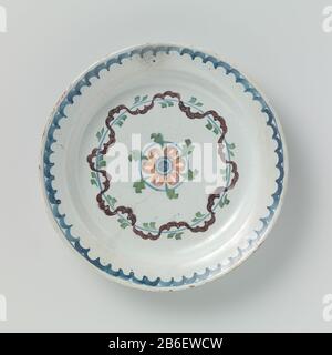 Steingut Platte mit geometrischen Verzierungen Rond bord van veelkleurig faience versierd met geometrische ornamente op het plat en langs de Rand. De versiering ist in de kleuren blauw, paars, groen en en bruin. Hersteller : AnoniemPlaats Herstellung: Lambeth dating: CA. 1720 - ca. Material: Aardewerk tinglazuur faience Techniek: Schildertechniek / Polychromie Abmessungen: D 22,8 cm. × h 3,1 cm. Stockfoto