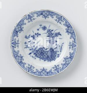 Faience Plate Bord van faience. Blauw beschilderd traf einen Chinesen vaas auf Blähungen. Hersteller : AnoniemPlaats Herstellung: Delft dating: CA. 1.750 - ca. 1775 Material: Faienzabmessungen: D 22,8 cm. Stockfoto