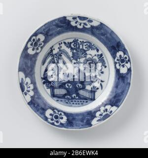 Faience Plate Bord van faience. Blauw beschilderd traf Bläemdekoraties. Hersteller : plateelbakkerij: AnoniemPlaats Herstellung: Delft dating: CA. 60-60 Ca. Material: Faienzmaße: D 23 cm. Stockfoto