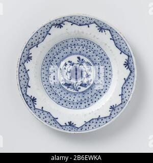 Faience Plate Bord van faience. Blauw beschilderd traf een Grote bloem en randversieringen. Hersteller : plateelbakkerij: AnoniemPlaats Herstellung: Delft dating: CA. 1.750 - ca. Material: Faienzmaße: D 23 cm. Stockfoto