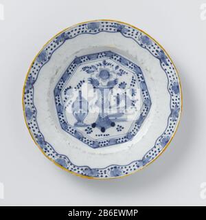 Faience Plate Bord van faience. Blauw beschilderd traf auf die gele Bys. Hersteller : plateelbakkerij: AnoniemPlaats Herstellung: Delft dating: CA. 60-60 Ca. Material: Faienzmaße: D 22,6 cm. Stockfoto