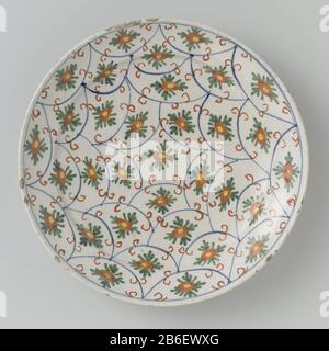 Bord van faience. Veelkleurig beschilderd. Hersteller : plateelbakkerij: AnoniemPlaats Herstellung: Delft dating: CA. 1730 - ca. Material: Faienzmaße: D 22,5 cm. × h 3,5 cm. Stockfoto