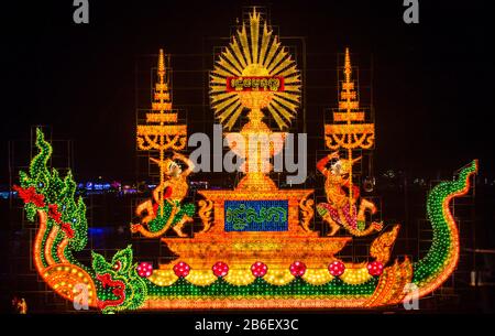 Beleuchteter Schwimmer in Phnom Penh Kambodscha Stockfoto