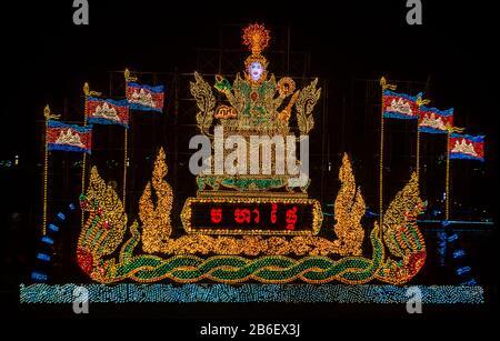 Beleuchteter Schwimmer in Phnom Penh Kambodscha Stockfoto