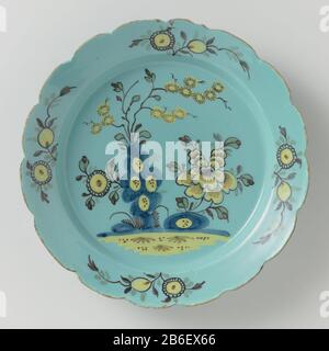 An Bord von Rond bord van veelkleurig beschilderde faience, met een turkoois fonde en een geschulpte Rand. OP het plat zijn bloemen op een grond in de kleuren blauw, geel en mangaan geschilderd. OP de Rand zijn vier bloemmotieven geschilderd in de kleuren groen, geel en mangaan. Hersteller : plateelbakkerij: AnoniemPlaats Herstellung: Delft dating: CA. 1725 - ca. Material: Aardewerk tinglazuur faience Techniek: Schildertechniek / Polychromie Abmessungen: D 19,0 cm. × h 2,9 cm. Stockfoto