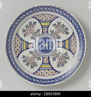 An Bord von Rond bord van veelkleurig beschilderde faience, met op het plat een zirkel Stockfoto