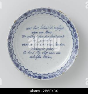 An Bord von Rond bord van blauw beschilderde faience, met op het plat de spreuk:Wat baat, helaas! De Vrijheid van een Staat... en op de Rand een bloemmotief. Hersteller : plateelbakkerij: AnoniemPlaats Herstellung: Delft dating: CA. 1.740 - ca. 1775 Material: Aardewerk tinglazuur faience Techniek: Schildertechniek Abmessungen: D 22,5 cm. Stockfoto