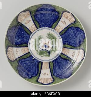 An Bord von Rond bord van veelkleurig beschilderd faience, met op het plat in een zirkel een vogel tussen twee takken, beschilderd in de kleuren blauw, groen en en rood. Rond de zirkel zijn vijf blauwe bladern en vijf vakken met Rode lijnen en stippen geschildert. Hersteller : plateelbakkerij: AnoniemPlaats Herstellung: Delft dating: CA. 1.740 - ca. Material: Aardewerk tinglazuur faience Techniek: Schildertechniek / Polychromie Abmessungen: D 23,4 cm. × h 3,3 cm. Stockfoto