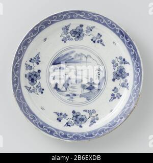 Bor Bord van faience. Blauw beschilderd traf een Landschap auf Wasser. Hersteller : plateelbakkerij: AnoniemPlaats Herstellung: Delft dating: 1720 - 1750 Material: Faience Abmessungen: D 22 cm. Stockfoto