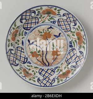 An Bord von Rond bord van veelkleurig beschilderde faience traf er in het midden een zirkel met daarin veelkleurige bloemen op een rood gearceerde achterbrond. De Rand heeft vijf vaasvormige vakken, elk vak wordt afgewisseld met een bloem in de kleuren rood, groen en en blauw. Hersteller : plateelbakkerij: AnoniemPlaats Herstellung: Delft dating: CA. 60-60 Ca. Material: Aardewerk tinglazuur faience Techniek: Schildertechniek / Polychromie Abmessungen: D 25,6 cm. × h 3,9 cm. Stockfoto