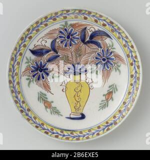 Bord Bord van faience veelkleurig beschilderd met een vaas met bloemen. Hersteller : Plattenelbakkerij: AnoniemPlaats Herstellung: Delft dating: 1732-0 Material: Faience Abmessungen: D 22,4 cm. × h 2,7 cm. Stockfoto