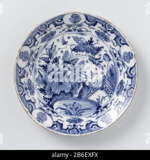 Bor Bord van faience. Blauw beschilderd. Hersteller : AnoniemPlaats Herstellung: Delft dating: 1725 - 1750 Material: Faience Abmessungen: D 26 cm. Stockfoto