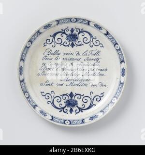 Bor Bord van faience. Blauw beschilderd hat sich in het Frans mit een versje getroffen. Hersteller : AnoniemPlaats Herstellung: Delft dating: 1720 - 1750 Material: Faience Abmessungen: D 22,5 cm. Stockfoto