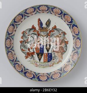 Platte, bemalt mit dem Familiencrest Cramer Hoekke Bord van faïence, veelkleurig beschilderd met het gehelmde familiewapen Cramer van Hoekke. Hersteller : plateelbakkerij: AnoniemPlaats Herstellung: Delft dating: 1719 Material: Faience Abmessungen: D 24 cm. Betrifft: Waffenlager, Heraldik Stockfoto