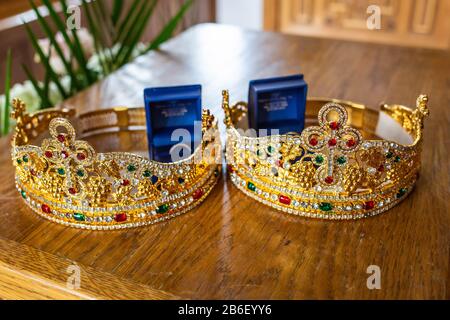 Paar Hochzeitsringe in Fällen mit heiligen Kronen orthodoxe Hochzeitstradition niemand Stockfoto